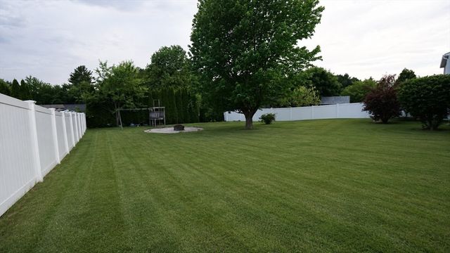 7 Rolling Ridge Rd, Rutland, MA 01543