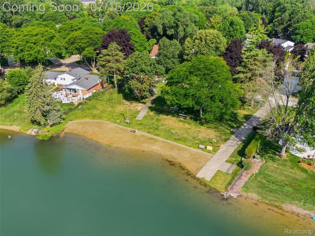 6229 Sandshores Drive, Troy, MI 48085
