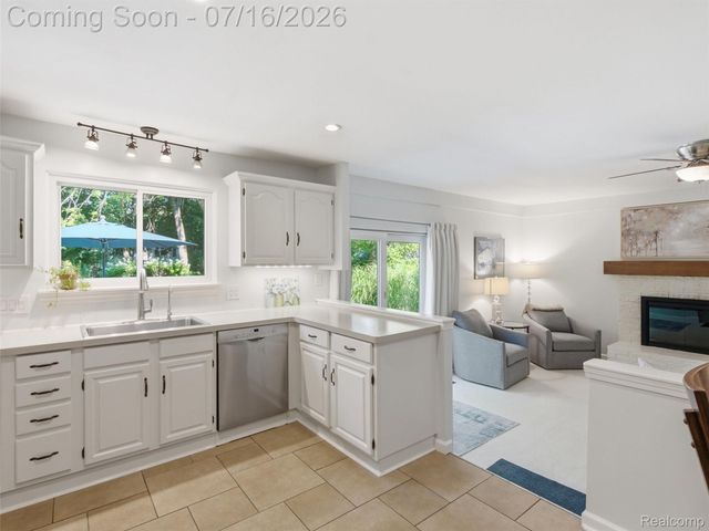 6229 Sandshores Drive, Troy, MI 48085