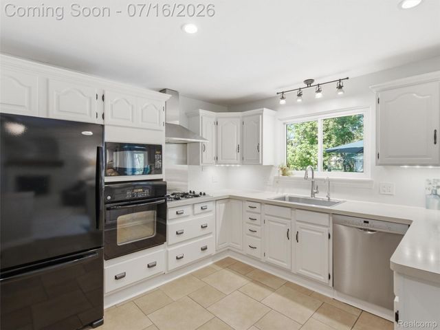 6229 Sandshores Drive, Troy, MI 48085