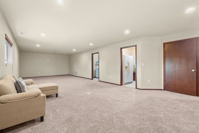 1504 NW 28th St, Minot, ND 58703