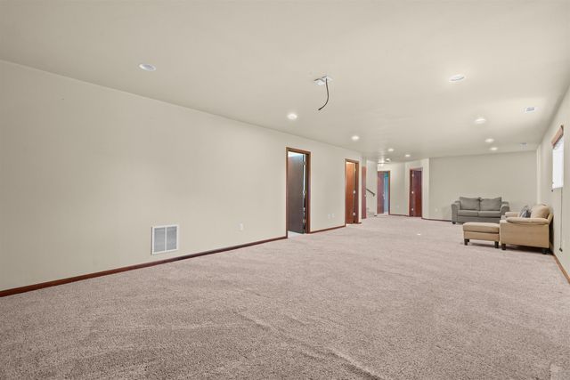 1504 NW 28th St, Minot, ND 58703