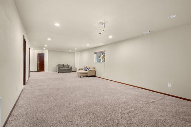 1504 NW 28th St, Minot, ND 58703