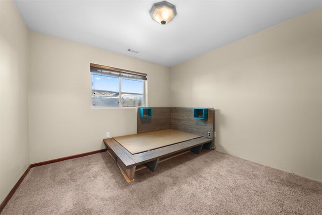 1504 NW 28th St, Minot, ND 58703