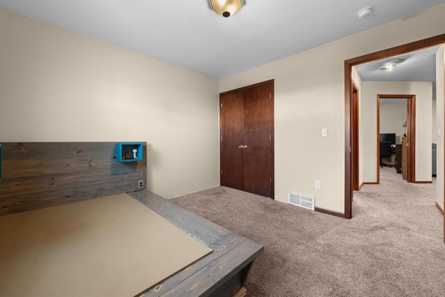 1504 NW 28th St, Minot, ND 58703