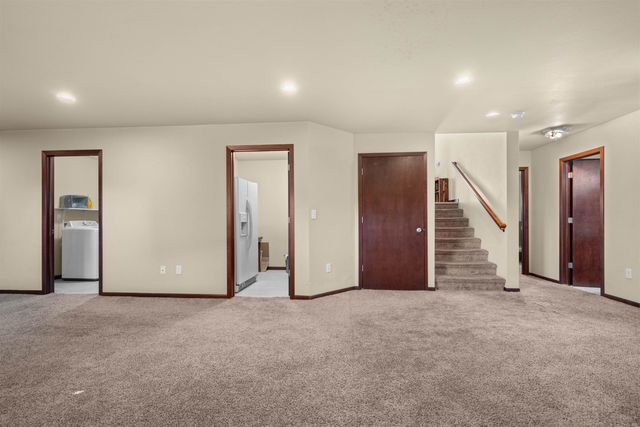 1504 NW 28th St, Minot, ND 58703