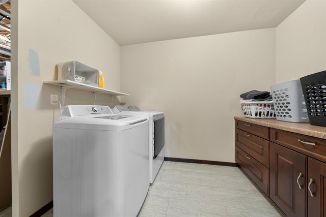 1504 NW 28th St, Minot, ND 58703