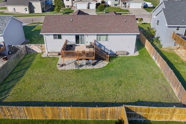 1504 NW 28th St, Minot, ND 58703