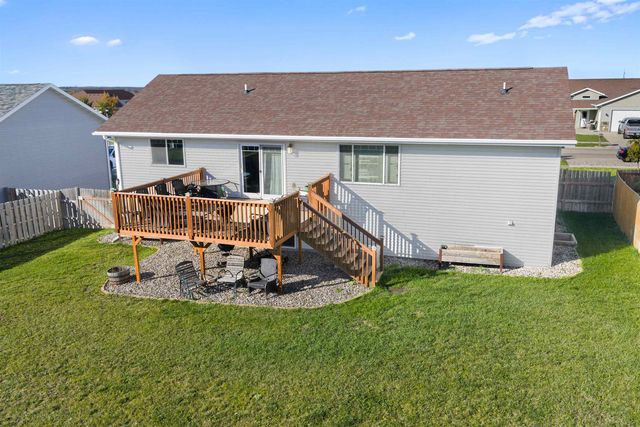1504 NW 28th St, Minot, ND 58703