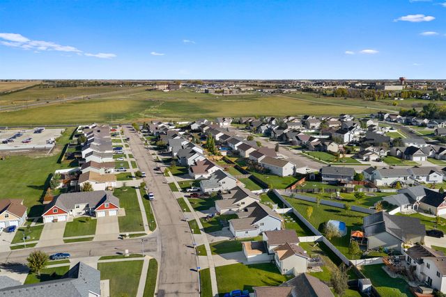 1504 NW 28th St, Minot, ND 58703