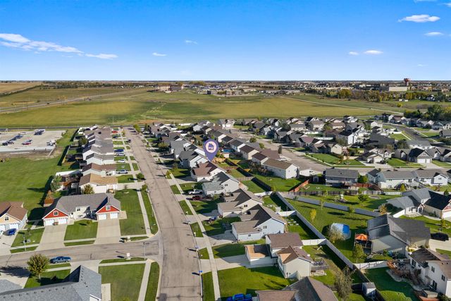 1504 NW 28th St, Minot, ND 58703