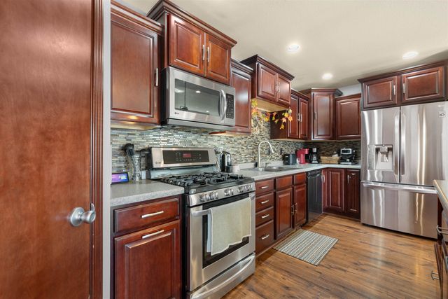 1504 NW 28th St, Minot, ND 58703