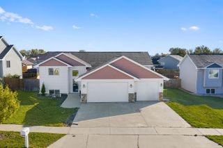 1504 NW 28th St, Minot, ND 58703