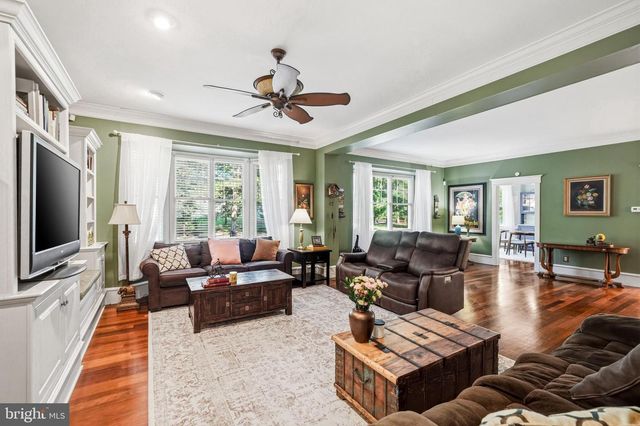 267 W WHITE HORSE PIKE, Berlin, NJ 08009