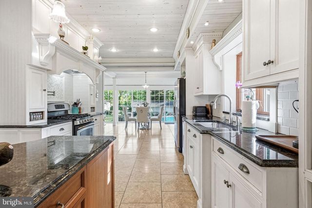 267 W WHITE HORSE PIKE, Berlin, NJ 08009