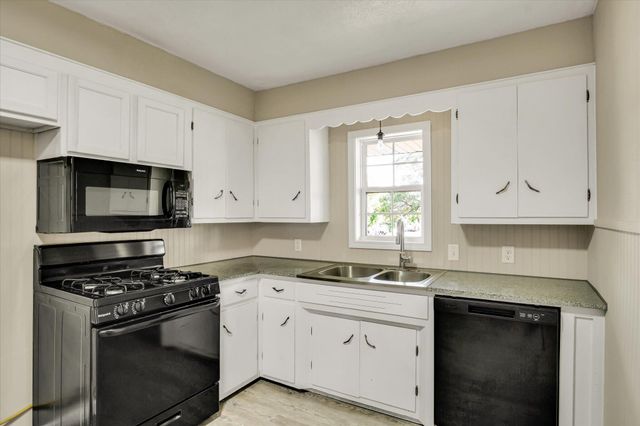 702 E Highland Street, Aurora, MO 65605