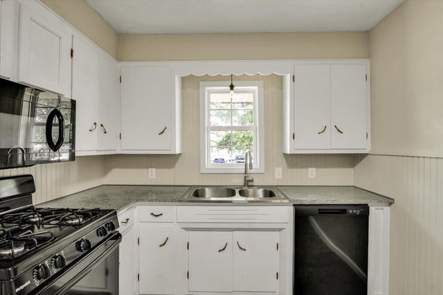 702 E Highland Street, Aurora, MO 65605