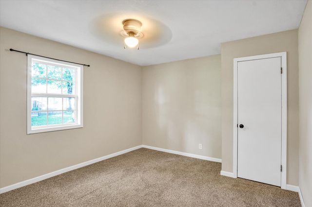 702 E Highland Street, Aurora, MO 65605