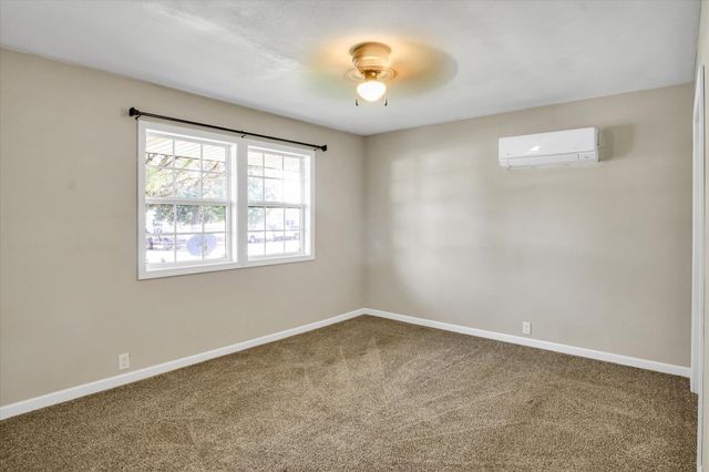 702 E Highland Street, Aurora, MO 65605