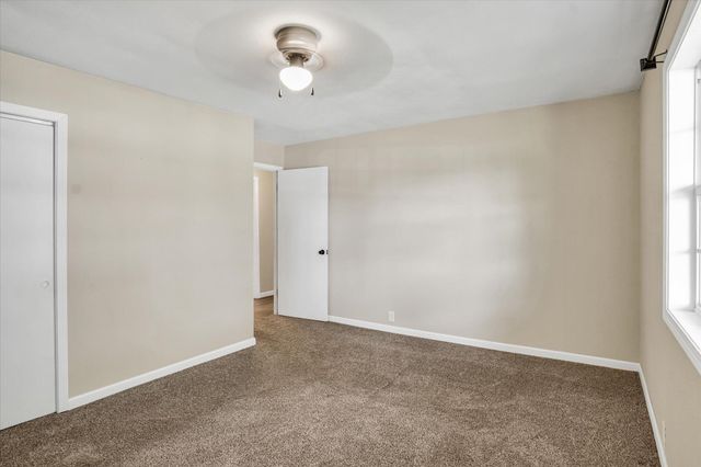 702 E Highland Street, Aurora, MO 65605