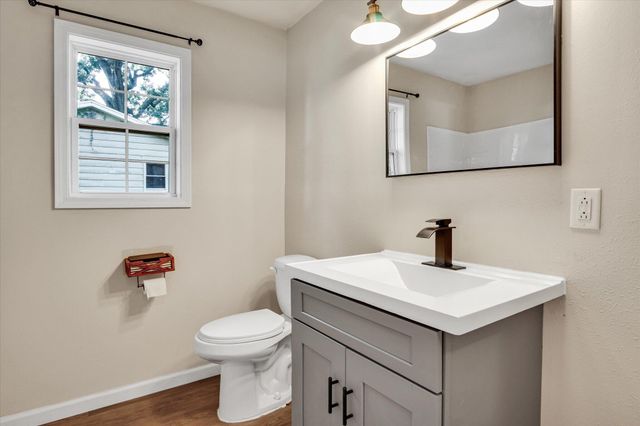 702 E Highland Street, Aurora, MO 65605