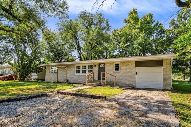 702 E Highland Street, Aurora, MO 65605