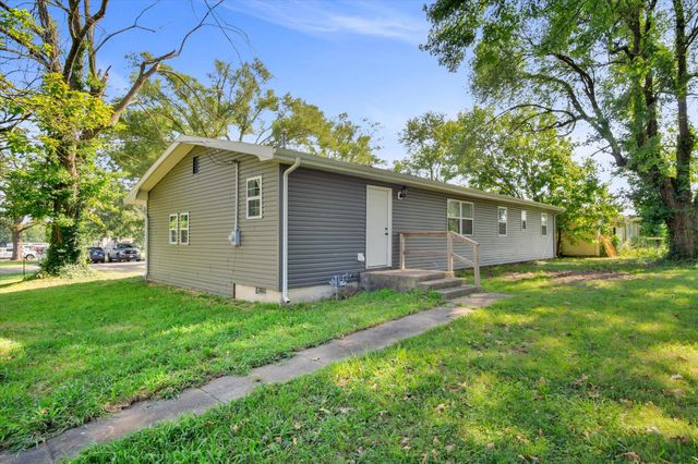 702 E Highland Street, Aurora, MO 65605