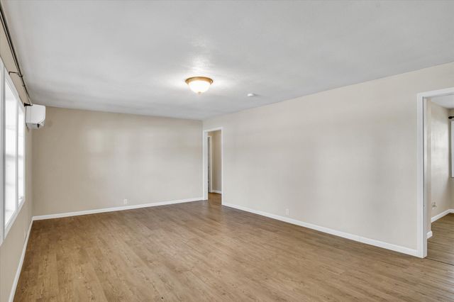 702 E Highland Street, Aurora, MO 65605