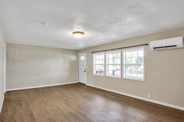 702 E Highland Street, Aurora, MO 65605