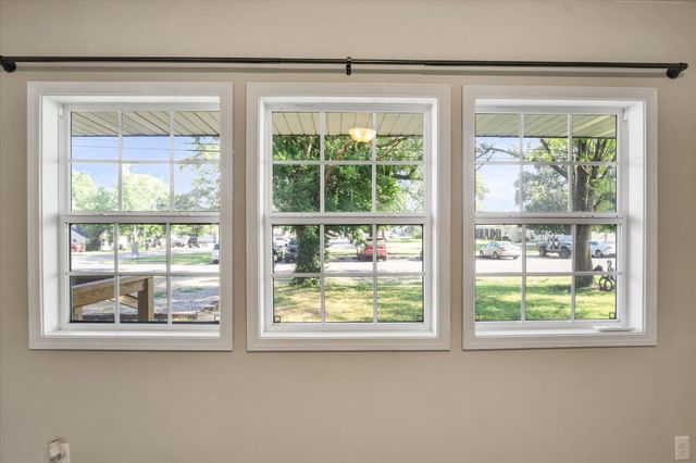 702 E Highland Street, Aurora, MO 65605