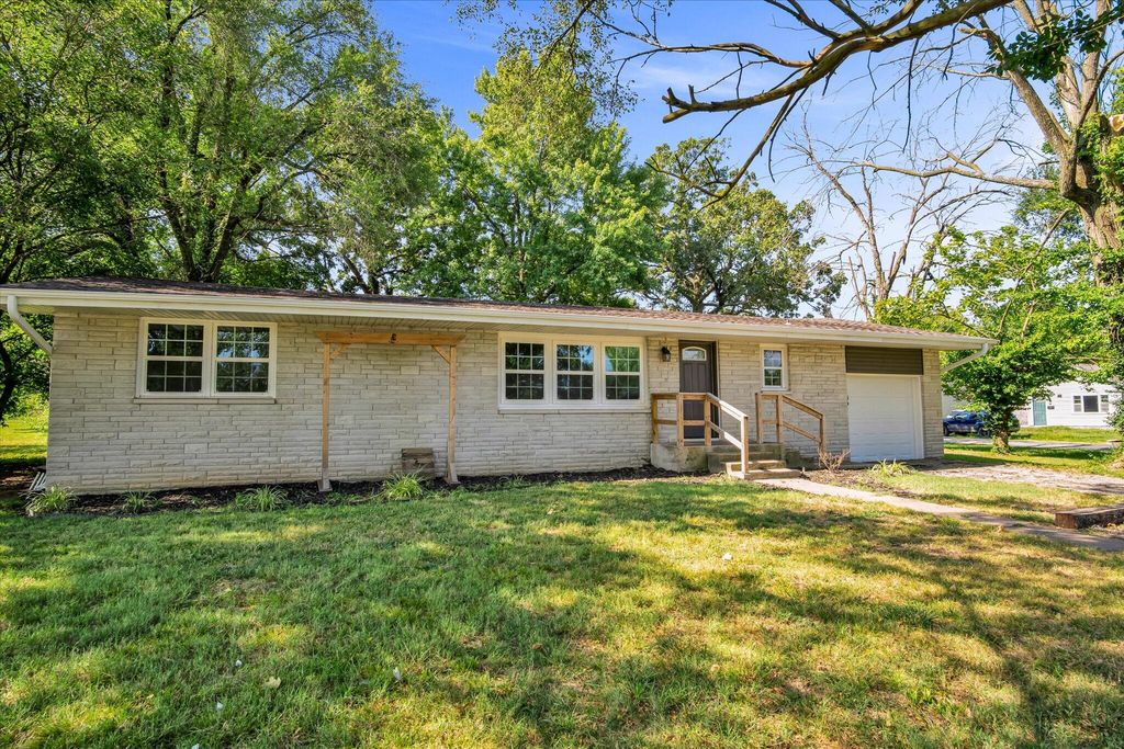 702 E Highland Street, Aurora, MO 65605