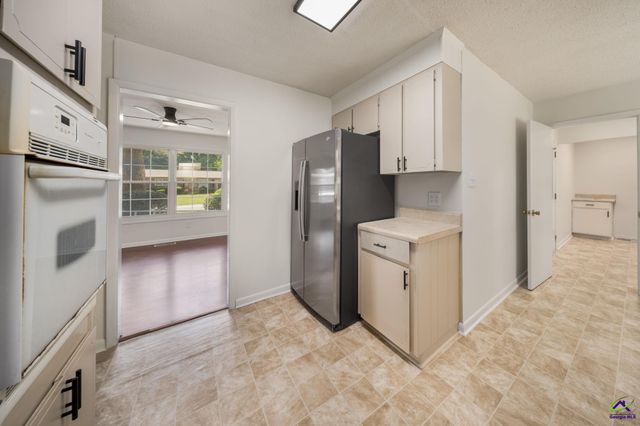 608 Meadow Ridge Drive, Warner Robins, GA 31093