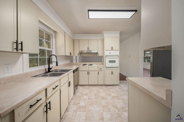 608 Meadow Ridge Drive, Warner Robins, GA 31093
