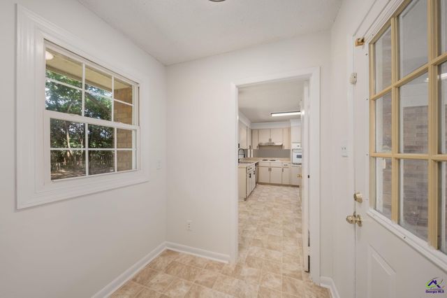 608 Meadow Ridge Drive, Warner Robins, GA 31093