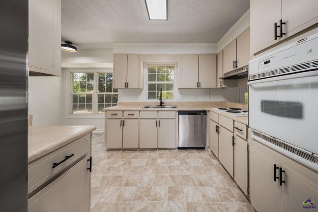 608 Meadow Ridge Drive, Warner Robins, GA 31093