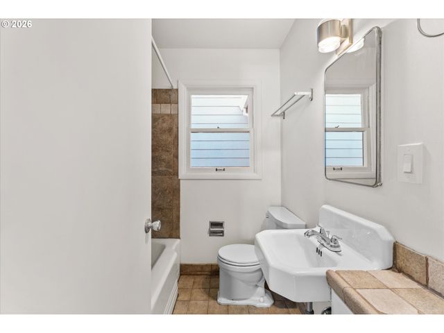 7820 Se SALMON St, Portland, OR 97215