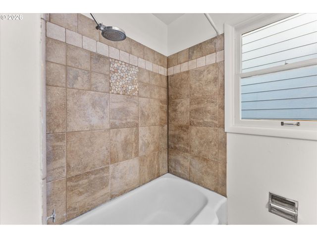 7820 Se SALMON St, Portland, OR 97215