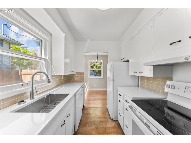 7820 Se SALMON St, Portland, OR 97215