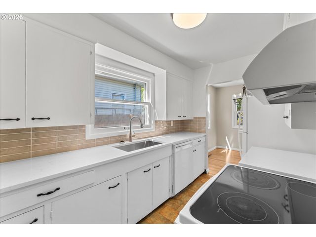 7820 Se SALMON St, Portland, OR 97215