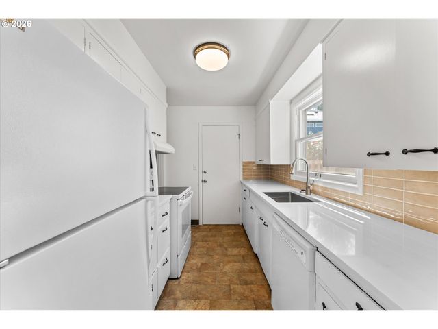 7820 Se SALMON St, Portland, OR 97215