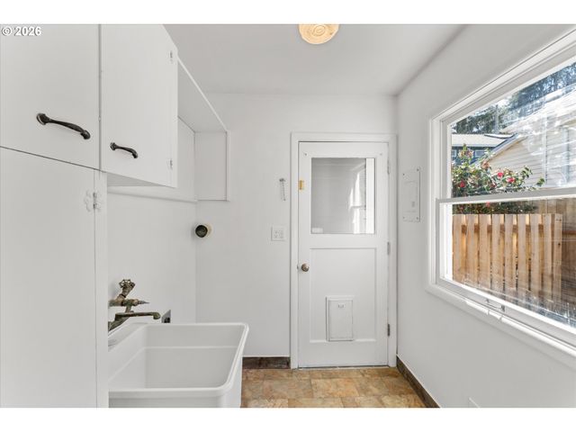 7820 Se SALMON St, Portland, OR 97215