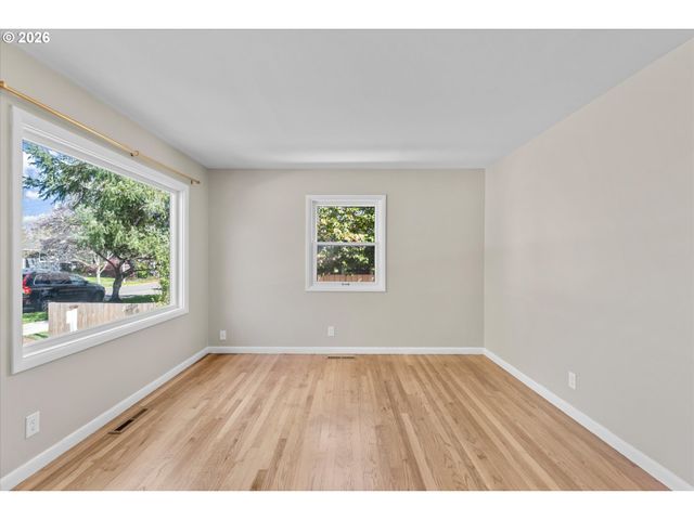 7820 Se SALMON St, Portland, OR 97215