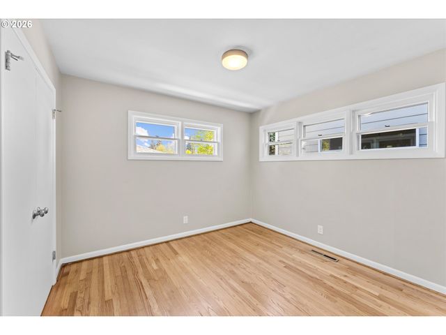 7820 Se SALMON St, Portland, OR 97215