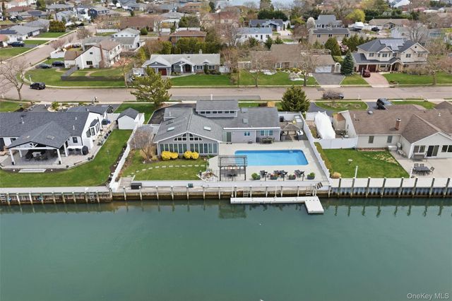 21 Shore Drive W, Copiague, NY 11726