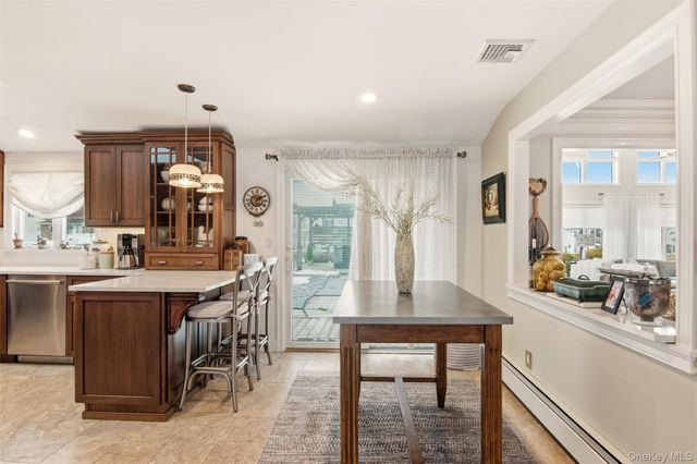 21 Shore Drive W, Copiague, NY 11726