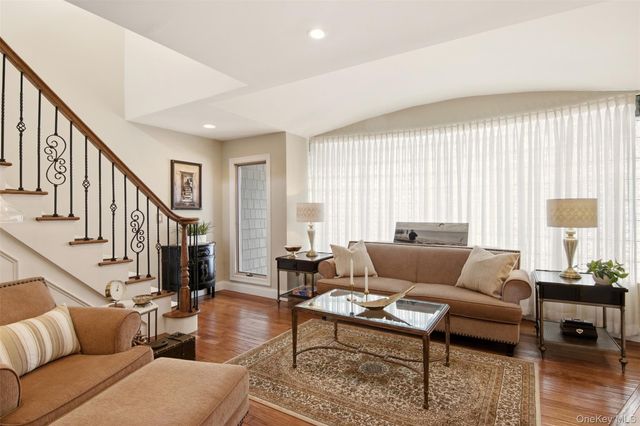 21 Shore Drive W, Copiague, NY 11726