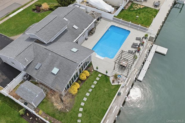 21 Shore Drive W, Copiague, NY 11726