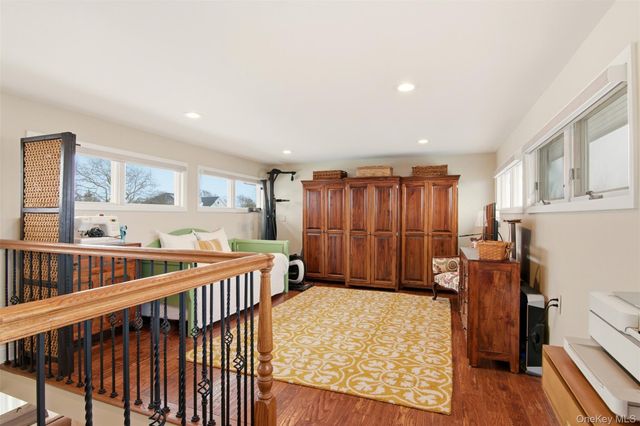 21 Shore Drive W, Copiague, NY 11726
