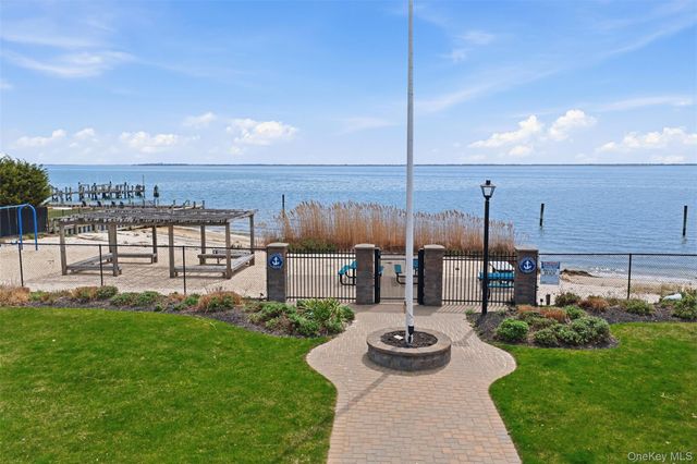 21 Shore Drive W, Copiague, NY 11726