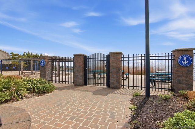 21 Shore Drive W, Copiague, NY 11726